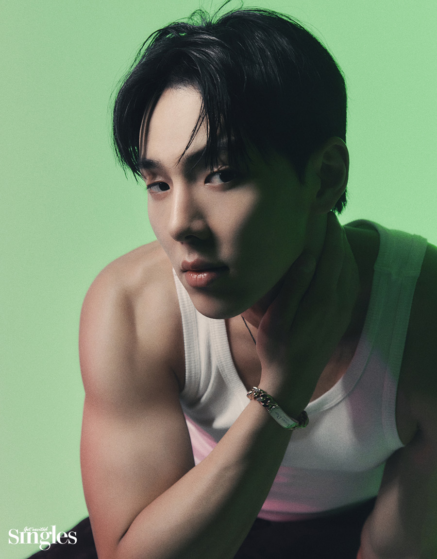 셔누가 발렌티노의 점프슈트와 슬리브리스 톱, 발렌티노 가라바니의 락스터드 넥크리스, 디올 맨의 체인 브레이슬릿을 착용하고 촬영한 싱글즈 화보